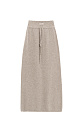 Трикотажная юбка длины макси из кашемира и шерсти. Модель по фигуре, с широким эластичным поясом в рубчик, дополненным кулиской и двумя накладными карманами сзади. Изделие декорировано вывязанным логотипом.