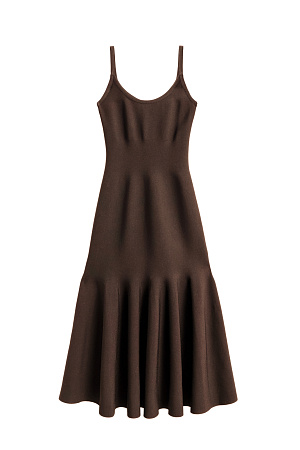 коричневый Трикотажное платье длины миди из вискозы. Модель приталенного силуэта, с расклешенной юбкой с мягкими складками, без рукавов, на узких бретелях. Застежка на молнию сзади.