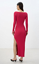 Трикотажное платье из вискозы длины миди. Модель приталенного силуэта, с длинным рукавом, глубоким вывязанным декольте с вытачками и разрезом сбоку.