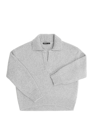 серый Трикотажный джемпер из смесовой шерсти с добавлением пуха лисы. Модель со спущенной линией плеча и отложным воротником с V-образным вырезом. Воротник, манжеты рукавов и низ изделия выполнены в рубчик.