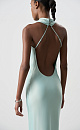 Платье из атласной вискозы длины макси с шарфом. Модель приталенного силуэта, без рукавов, с вырезом халтер, переходящий в воротник-стойку с застежкой на пуговицы сзади. 