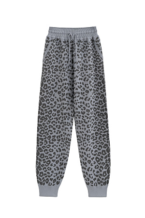 серый Трикотажные джоггеры из вискозы с анималистичным принтом, имитирующим пятна леопарда. Модель выполнена в спортивном стиле, с широким эластичным поясом на кулиске, боковыми карманами и манжетами на резинке.