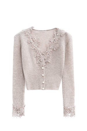 бежевый Короткий трикотажный кардиган из тонкой шерсти мериноса экстрафайн и альпака экстрафайн. Модель по фигуре с глубоким V-образным вырезом. Застежка на маленькие жемчужные пуговицы. Изделие декорировано тонким кружевом.