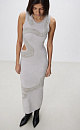 Трикотажное платье длины макси из вискозы. Модель приталенного силуэта, без рукавов, круглым вырезом горловины и вырезом на талии. Края изделия выполнены в рубчик. Ключевой деталью платья является принт в виде змеи, опоясывающий силуэт. 