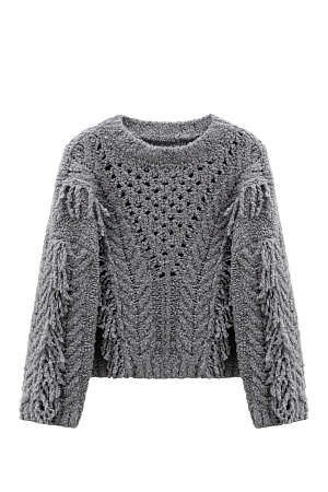 серый Трикотажный джемпер из шерсти мериноса в стиле бохо. Модель свободного силуэта со спущенной линией плеча и круглым вырезом горловины. Изделие декорировано вывязанными крупными косами и длинной бахромой. 
