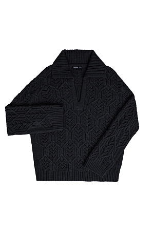 черный Трикотажный джемпер со сложной арнаментной вязкой с добавлением шерсти альпака. Модель свободного силуэта со спущенной линией плеча и воротником-поло с V-образным вырезом. Манжеты рукавов, воротник и низ изделия выполнен в рубчик.