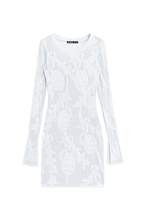 белый Трикотажное платье длины мини из органического хлопка. Модель приталенного силуэта, с длинными расклешенными рукавами разрезами на манжетах и круглым вырезом горловины. Изделие декорировано объемным растительным орнаментом. <br />
Органический хлопок - более экологичная и безопасная альтернатива обычному хлопку, выращенная без использования химикатов. 