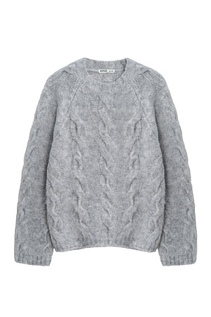 серый Трикотажный джемпер из шерсти и мохера. Модель свободного силуэта со спущенной линией плеч, объемными рукавами и круглым вырезом горловины. Изделие декорировано фактурной вязкой в виде кос. Края выполнены в рубчик.