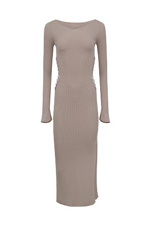 бежевый Трикотажное платье из вискозы с разрезом сбоку и шнуровкой по бокам. Модель приталенного силуэта длины миди с длинным рукавом и V-образным вырезом. 