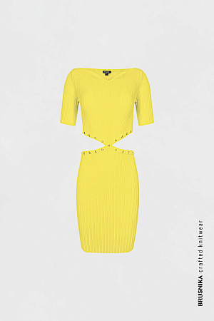 желтый Трикотажное платье в широкий рубчик с вырезами по бокам и короткими рукавами. 