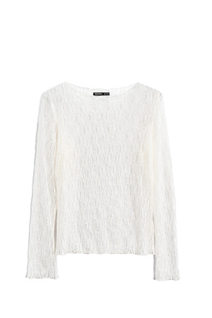 молочный Кружевной лонгслив, декорированный пайетками. Модель по фигуре с горловиной лодочкой.