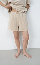 Шорты из махрового трикотажа. Модель свободного силуэта с боковыми карманами и брендированным ярлыком. Эластичный пояс на резинке в рубчик. Дополнить образ можно футболкой в таком же стиле.