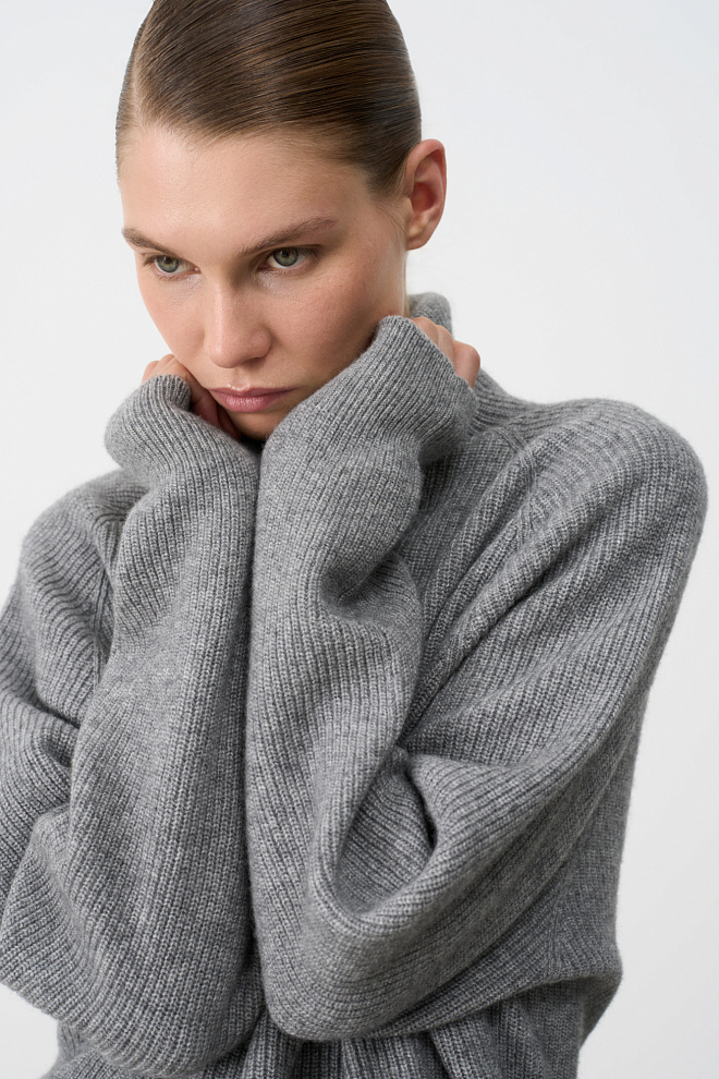 Трикотажный джемпер с воротником-стойкой 