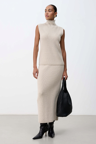 Трикотажный жилет с высоким воротником