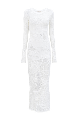 белый Трикотажное платье длины макси из органического хлопка. Модель приталенного силуэта, с длинными рукавами, круглым вырезом горловины и разрезом сзади. Изделие декорировано жаккардовым рисунком в виде дракона.<br />
Органический хлопок - более экологичная и безопасная альтернатива обычному хлопку, выращенная без использования химикатов. 