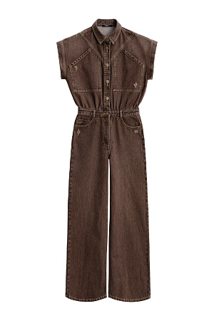 коричневый Джинсовый комбинезон из 100% хлопка. Рубашечный верх с коротким рукавом, отложным воротником и нагрудными карманами. Брюки изделия широкие, прямые, полной длины, с карманами и шлевками на поясе для ремня. Застежка на пуговицы по всей длине и молнию. Модель декорирована объемными швами и потертостями. Оттенок может отличаться от фото.