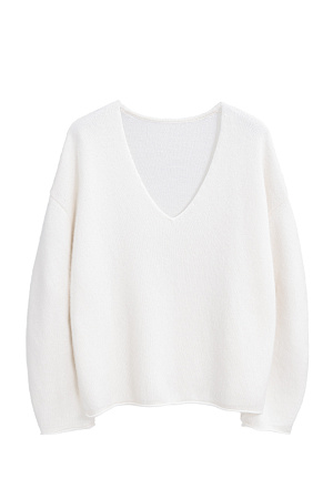 белый Объемный трикотажный джемпер из пуха лисы. Модель с глубоким V-образным вырезом горловины, спущенной линией плеч, длинными широкими рукавами и валиками по низу. Дополнить образ можно юбкой.