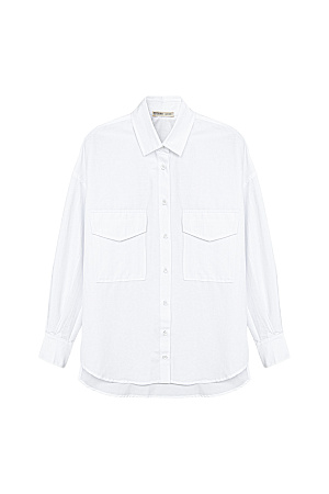 белый Классическая рубашка из хлопка с накладными карманами на груди.