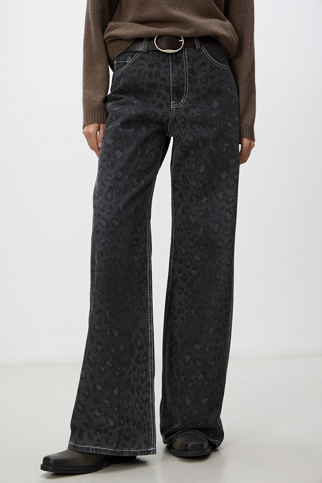 Джинсы с анималистичным принтом