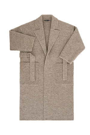 бежевый Трикотажное пальто на запах из смесовой шерсти с поясом в тон. Модель свободного силуэта со спущенной линией плеча и накладными карманами. Отложной воротник с прямоугольными лацканами. Изделие без подкладки. Дополнить образ можно шарфом и шапкой в тон.