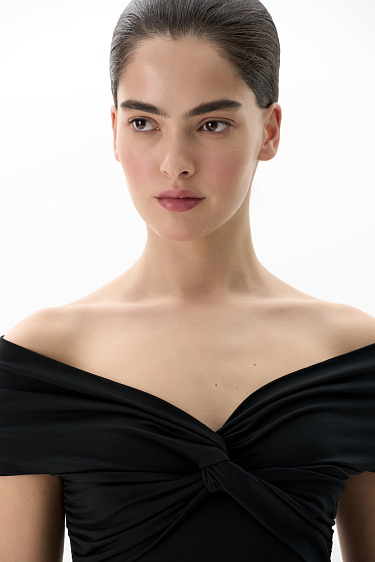 Топ с открытой линией плеч 