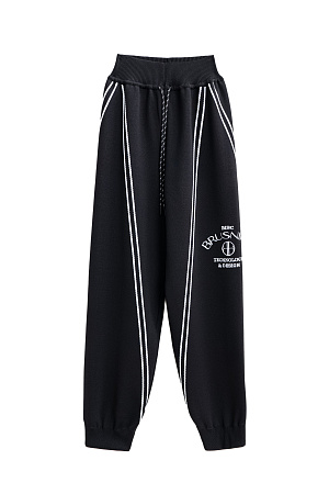 черный Трикотажные джоггеры из вискозы. Модель свободного силуэта, с широким эластичным поясом на кулиске, боковыми и задними карманами. Изделие декорировано брендированным жаккардом и лампасами контрастного цвета.