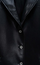 Классический однобортный жакет из экокожи. Модель прямого кроя, с отложным воротником, карманам и застежкой на пуговицы. Изделие на подкладке.