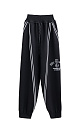 Трикотажные джоггеры из вискозы. Модель свободного силуэта, с широким эластичным поясом на кулиске, боковыми и задними карманами. Изделие декорировано брендированным жаккардом и лампасами контрастного цвета.