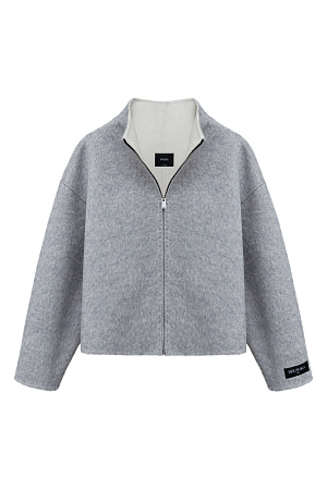 серый Жакет из шерсти с воротником-стойкой. Модель свободного силуэта со спущенной линией плеча и брендированным ярлыком на рукаве и спине. Застежка на молнию. Без подкладки. 