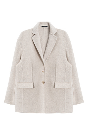 бежевый Однобортный жакет-пальто из шерсти. Модель прямого кроя с вытачками, классическим отложным воротником и двумя прорезными карманами с клапанами. Застежка на две пуговицы. Изделие без подкладки. При созаднии жакета была использована технология Double Face, тщательная ручная обработка швов обеспечивает отсутствие видимых строчек на лицевой стороне.