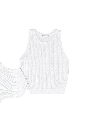 белый Трикотажный ажурный топ из 100% хлопка. Модель прямого силуэта, без рукавов, с круглым вырезом горловины. Изделие декорировано длинной бахромой и люверсами.