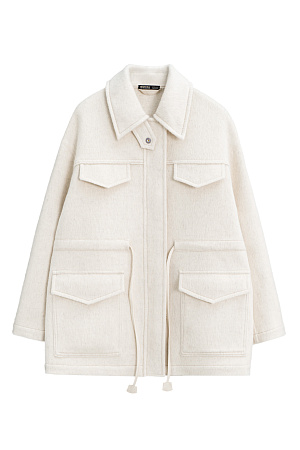 молочный Куртка из 100% шерсти. Модель свободного силуэта со спущенной линией плеча, регулируемой кулиской на поясе и отложным воротником с патой. Изделие с накладными карманами. Застежка на молнию и магнитные кнопки под планкой. 