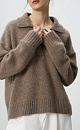 Трикотажный джемпер из смесовой шерсти с добавлением пуха лисы. Модель со спущенной линией плеча и отложным воротником с V-образным вырезом. Воротник, манжеты рукавов и низ изделия выполнены в рубчик.