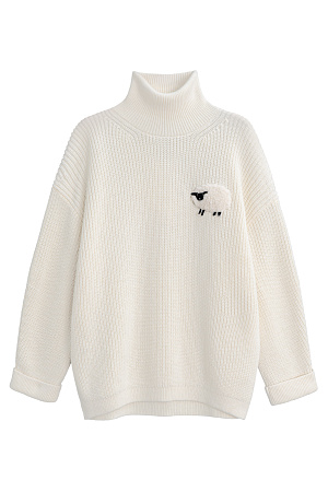 белый Трикотажный джемпер из шерсти альпака. Модель свободного силуэта, с высоким вывязанным горлом, спущенной линией плеч и длинными рукавами с манжетами. Изделие декорировано объемным элементом в виде барашка. 