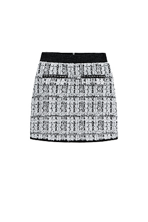 белый Трикотажна юбка длины мини. Модель выполнена из фактурного твида с имитацией накладных карманов и застежкой на молнию. Изделие декорировано люрексом, пайетками и бусинами. Эластичный пояс на резинке