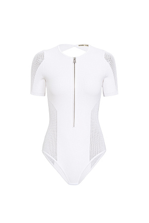 белый Трикотажное боди из вискозы. Модель с короткими рукавами, застежкой на молнию спереди и вырезом на спине. При изготовлении изделия используется комбинированная вязка: гладью в мелкий рубчик и сетку. Застежка на бельевые крючки.