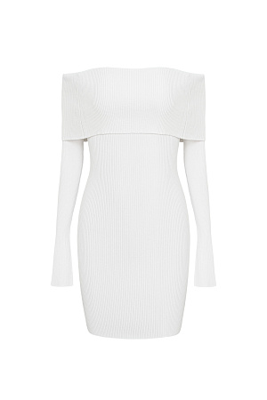 белый Трикотажное платье длины мини из вискозы в рубчик. Модель приталенного силуэта, с длинными рукавами и открытой линией плеч. 