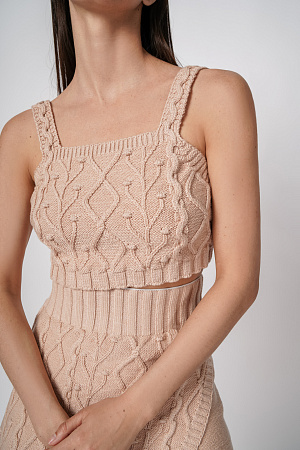 розовый Фактурный хлопковый кроп-топ на широких лямках сочетается как с брюками, так и с юбками.