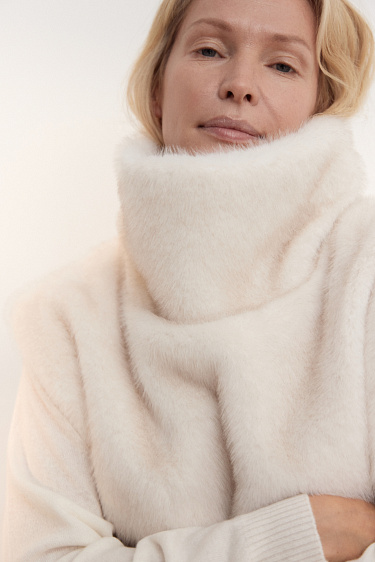 Жилет из экомеха с воротником-стойкой