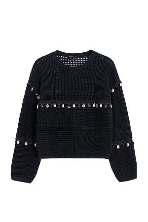 черный Трикотажный джемпер из хлопка, декорированный тесьмой с крупными бусинами. Модель свободного силуэта со спущенной линией плеча. Дополнить образ можно юбкой в таком же стиле.