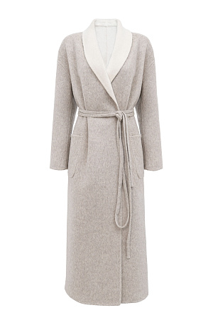 бежевый Пальто-халат из двусторонней ткани. В составе 80% шерсти с добавлением 10% ангоры и 10% шелка. Отложной воротник, накладные карманы и тонкий ремень в тон основной ткани. При пошиве этого изделия была использована технология double face, благодаря которой внутренняя сторона выглядит также аккуратно, как и внешняя.