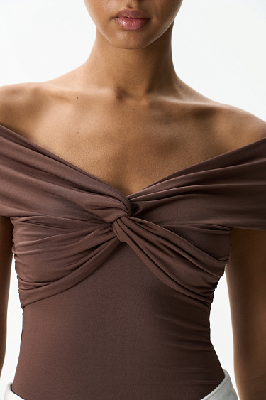 Топ с открытой линией плеч 