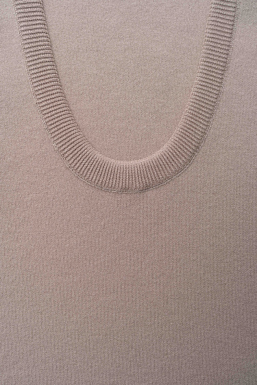 Топ с глубокой проймой