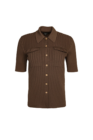 коричневый Трикотажная футболка из вискозы в широкий рубчик. Модель приталенного силуэта с отложным воротником, небольшими разрезами на манжетах и имитацией карманов на груди с клапанами. Застежка на пуговицы. 