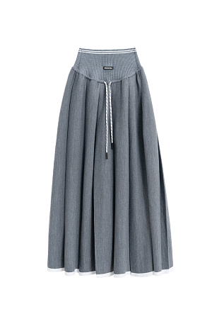 серый Трикотажная юбка плиссе длины миди из шерсти. Модель А-силуэта с широкими складками на кокетке дополненной шнурком. Кокетка выполнена в рубчик и декорирована лампасом контрастного цвета и брендированным ярлыком спереди.