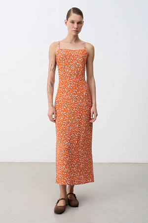 оранжевый Принтованный сарафан из 100% вискозы. Модель приталенного силуэта, на тонких регулируемых бретельках и разрезом сбоку.