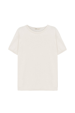 молочный Трикотажная футболка из поливискозы. Модель свободного силуэта со спущенной линией плеча и круглым вырезом горловины. Манжеты рукавов, горловина и низ изделия выполнены в рубчик. 