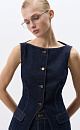 Джинсовый жилет из 100% хлопка. Модель приталенного силуэта с акцентыными вертикальными вытачками, вырезом горловины лодочка и имитацией карманов с клапанами. Застежка на металлические пуговицы. 