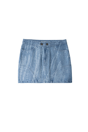 голубой Джинсовая юбка длины мини. Изделие декорировано отстрочкой контрастного цвета, формирующей графические акценты. Застежка на молнию и пуговицу. Без подкладки. 