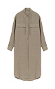 Платье-рубашка длины миди из 100% льна. Модель прямого кроя с длинным рукавом, отложным воротником и накладными карманами на груди. Застежка на пуговицы. 
